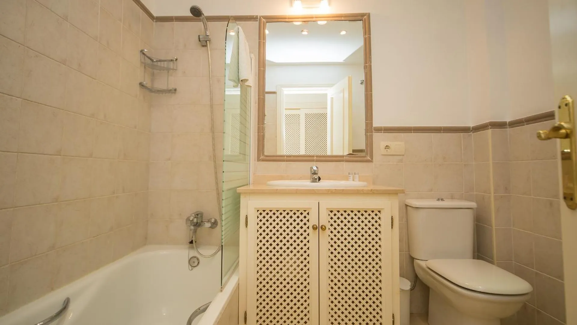 Casares Real J6 아파트